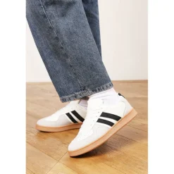 Classic Retro lace up trainer with black stripes