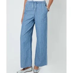Women's Petite Straight Leg Jeans