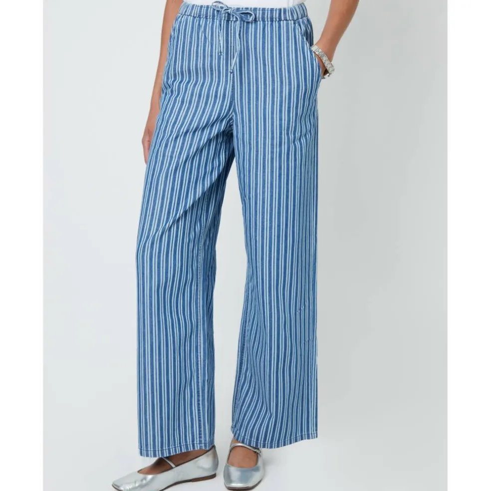 Women's Petite Straight Leg Jeans