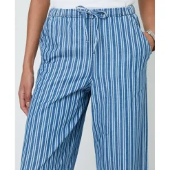 Women's Petite Straight Leg Jeans