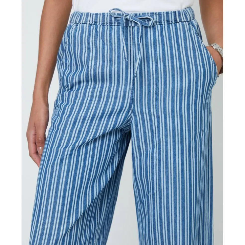 Women's Petite Straight Leg Jeans